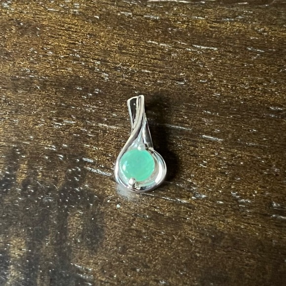 NWOB - 5mm Emerald Sterling Silver Pendant - Picture 3 of 6